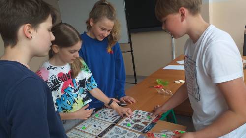 Dzień Dziecka w Pruszczu Gdańskim w 2022 roku zdjęcie przedstawia gry i zabawy podczas wydarzenia w Szkole Podstawowej nr 2 w Pruszczu Gdańskim